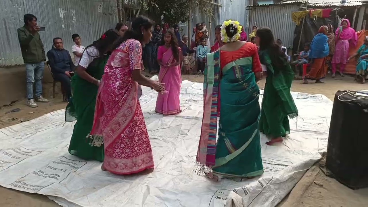 নিজ বাড়িতে দামাইল গান, পরিবেশনায় কিশোরী দমাইল সংঘ দিরাই চান্দপুর। 