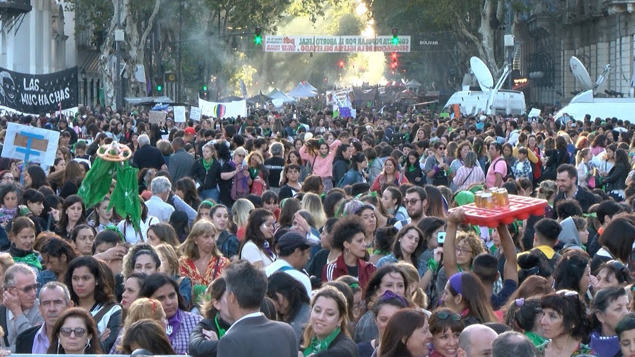 Masiva marcha a Plaza de Mayo contra la violencia de género y a favor del aborto