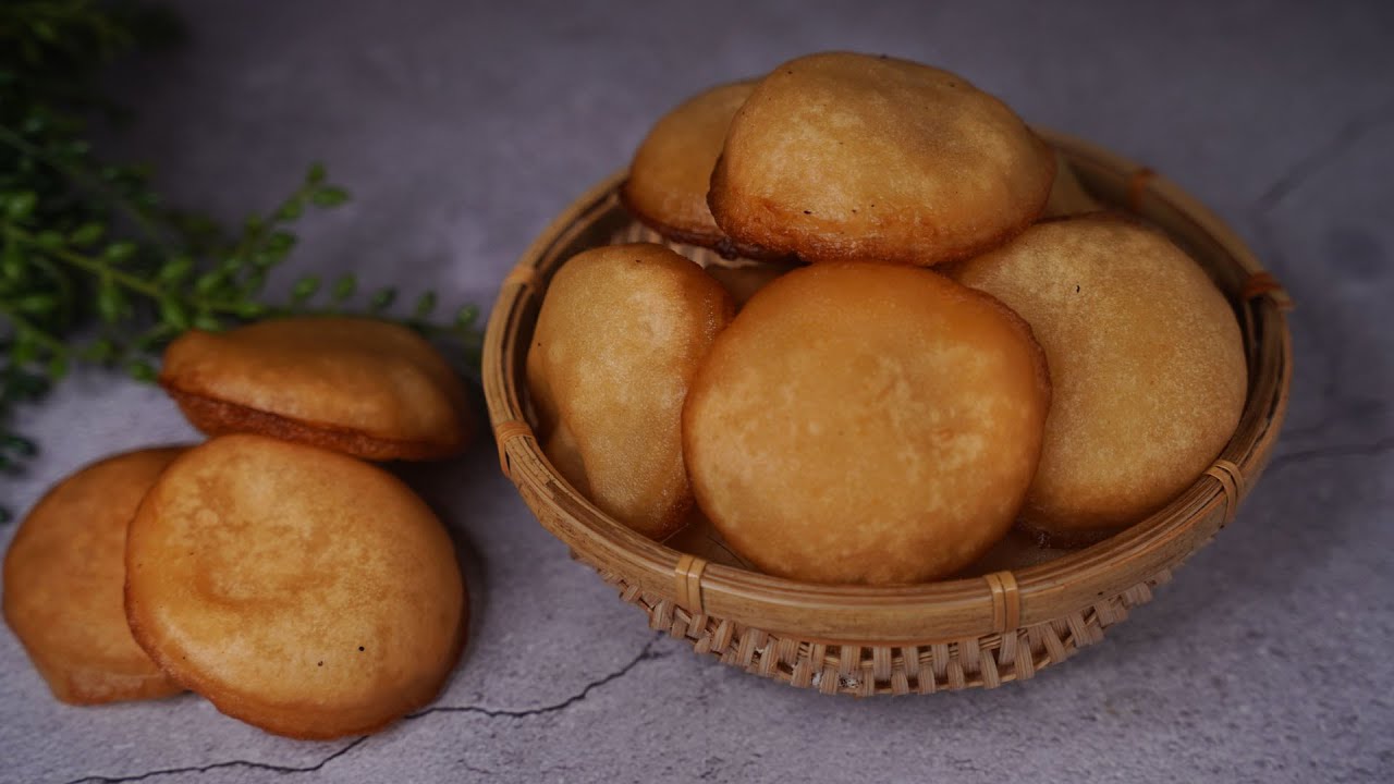 চিনি আর শুকনো চালের গুঁড়া দিয়ে ৫ মিনিট সময়ে তেলের পিঠা !!!!সব পিঠা  ফুলবে +নরম আর সমান সাইজের হবে👌