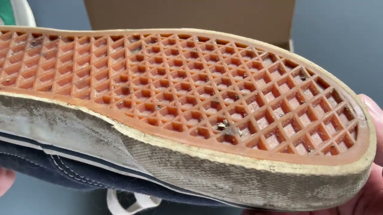 Разрезал кеды Vans, чтобы убедиться, так ли хороша их знаменитая подошва.
