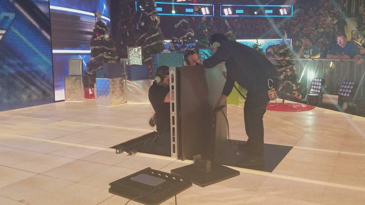 WWE CREW FIXING STAGE AT WWE SMACKDOWN 12/26/2017
