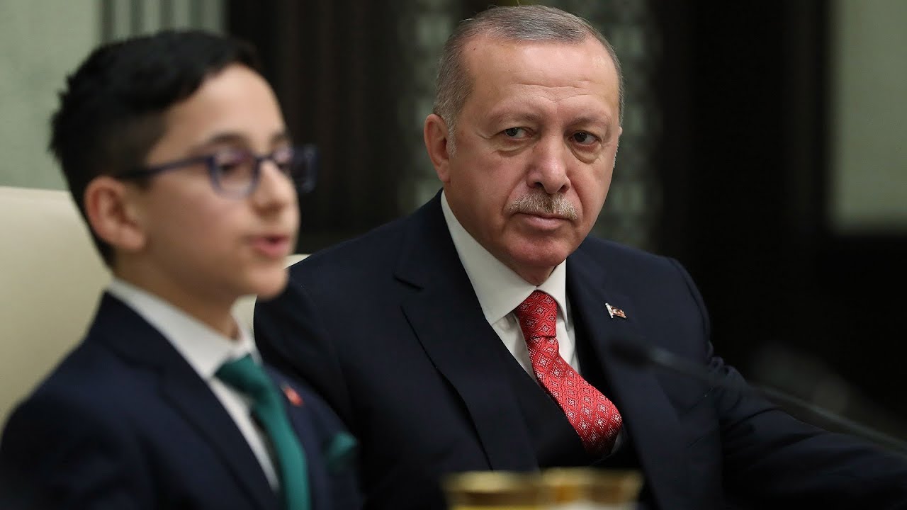 Cumhurbaşkanı Erdoğan'ın koltuğuna, küçük Ozan oturdu