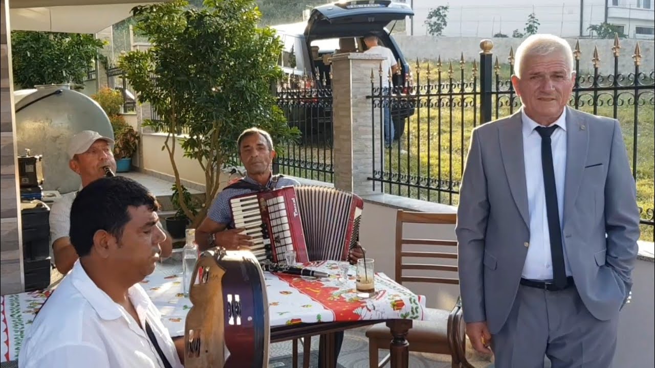 artistat e rruges ne dasem me trashegime çiftit dhe jete te lumtur