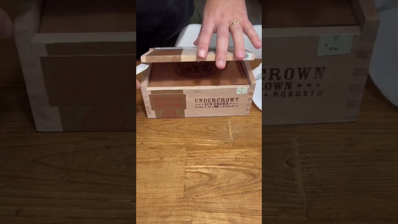 Unboxing the discontinued Undercrown Sun Grown Robusto by Drew Estate 🍂💨 #cigars #cigar101 #cigar