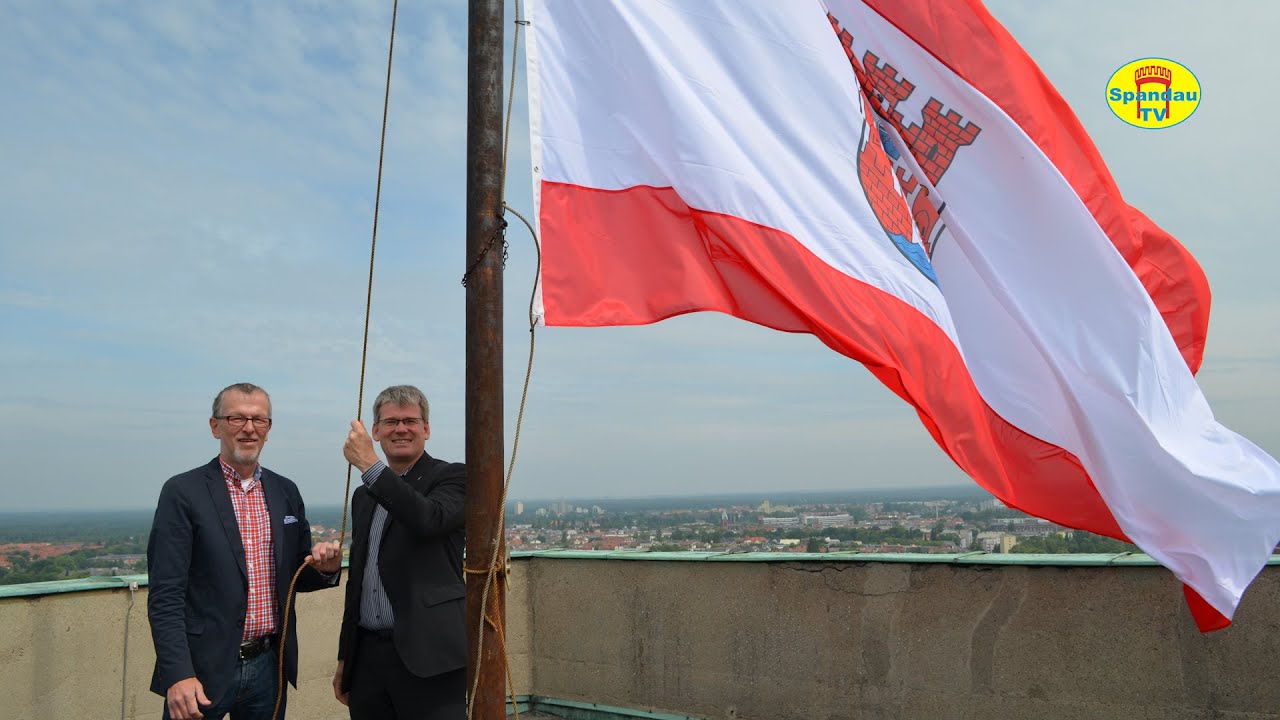 Neue Spandau-Fahne auf dem Rathausturm