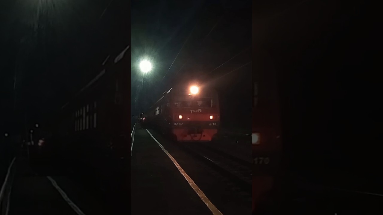 Ночной электропоезд ЭД9М-0170 медленно прибывает на станцию Юски