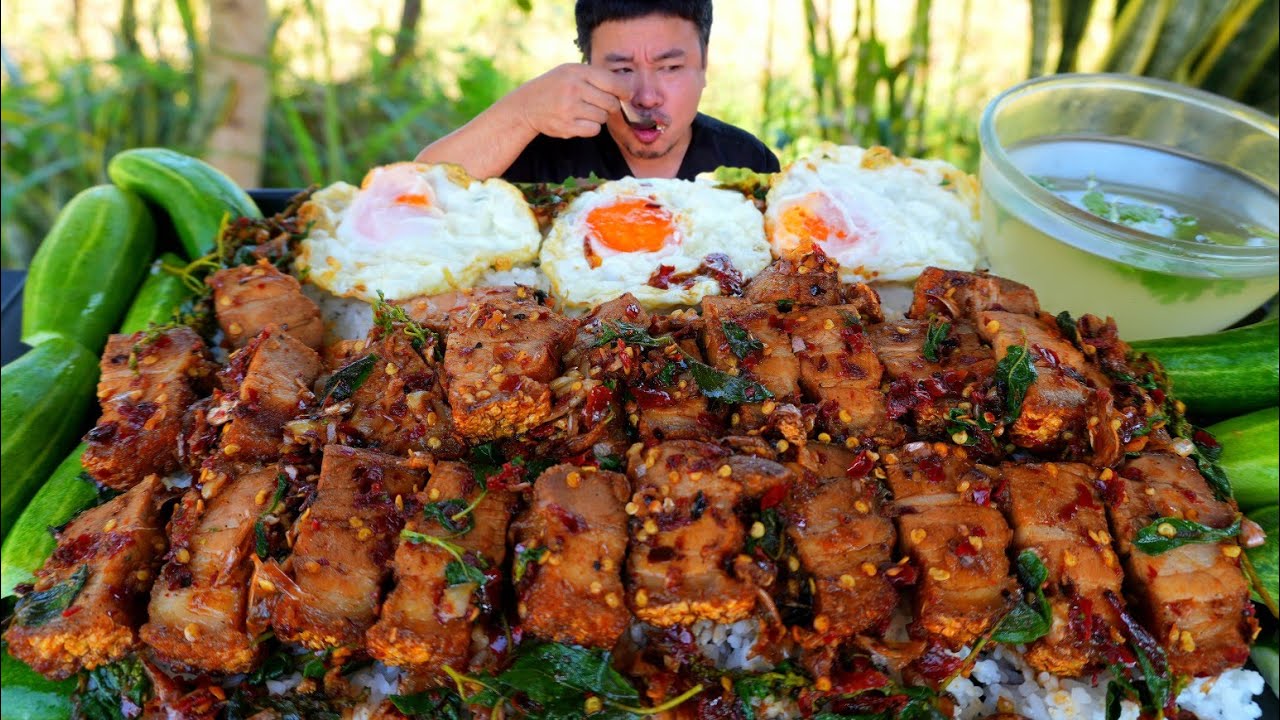 กะเพราหมูกรอบชินโตๆฉ่ำๆนุ่มๆพริกแห้งเผ็ดๆไข่ดาวลาวา