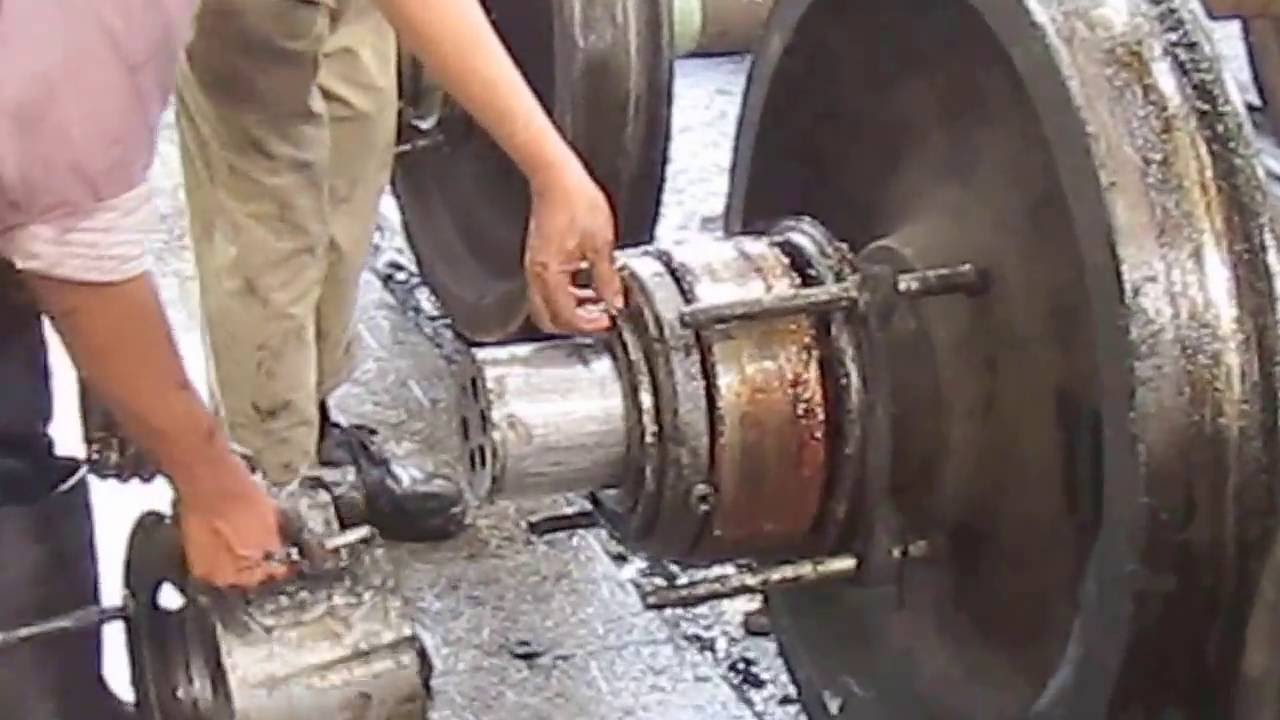 Inspection and removing roller bearing with hydraulic puller