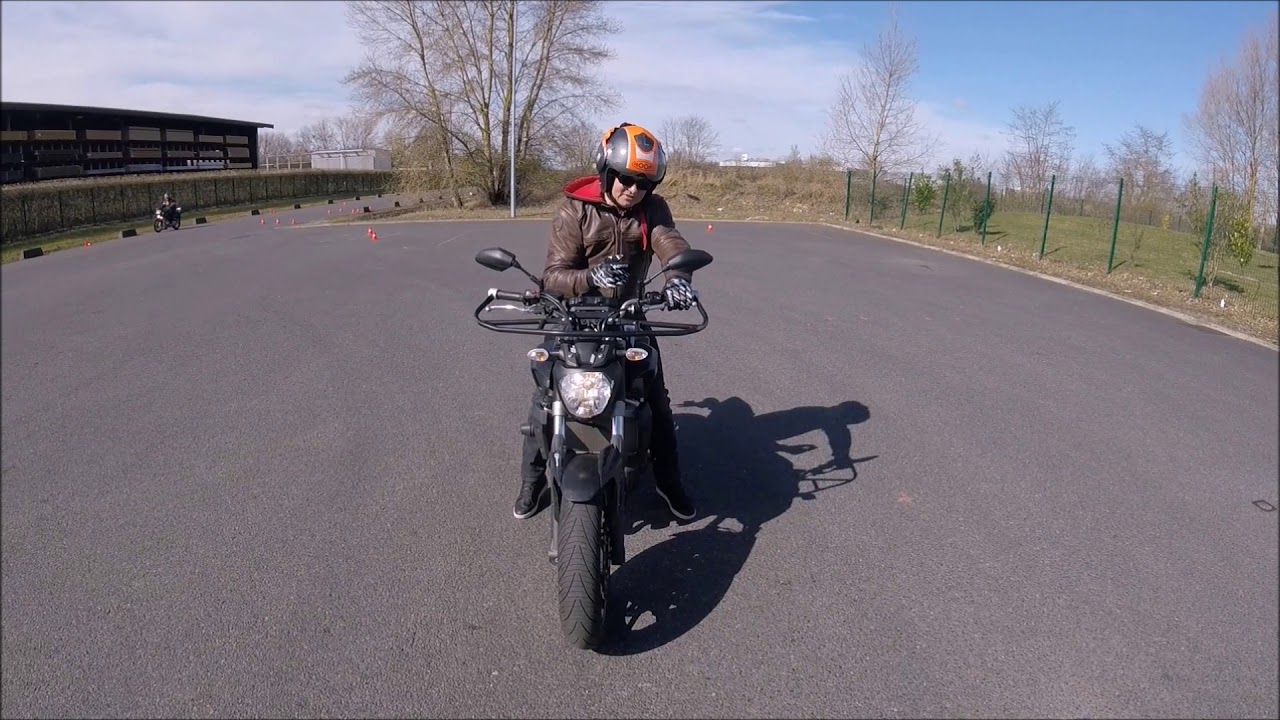 Lesclesdupermis Moto Savoir gérer l'équilibre de la moto à allure lente