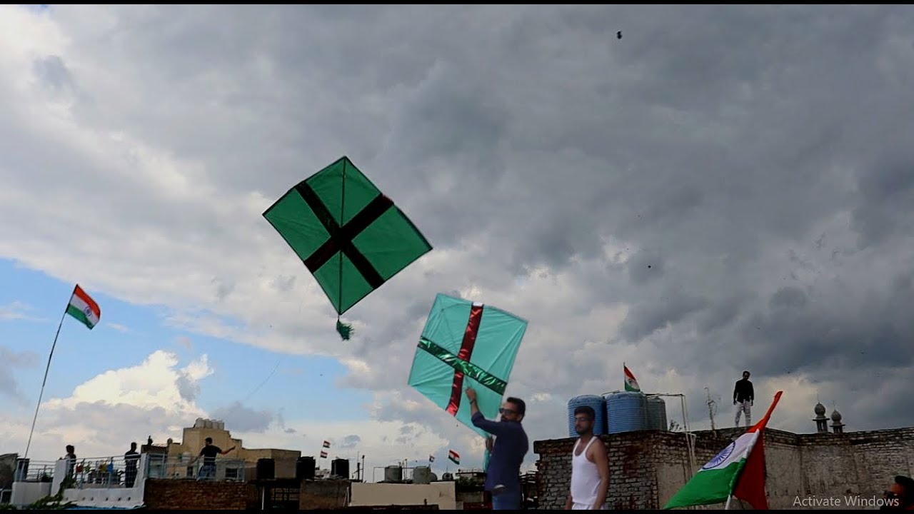 Flying big kites 🪁🔥Dhamakedaar Kite Fighting || Toofani patangbaz on Independence Day 15 August 2022