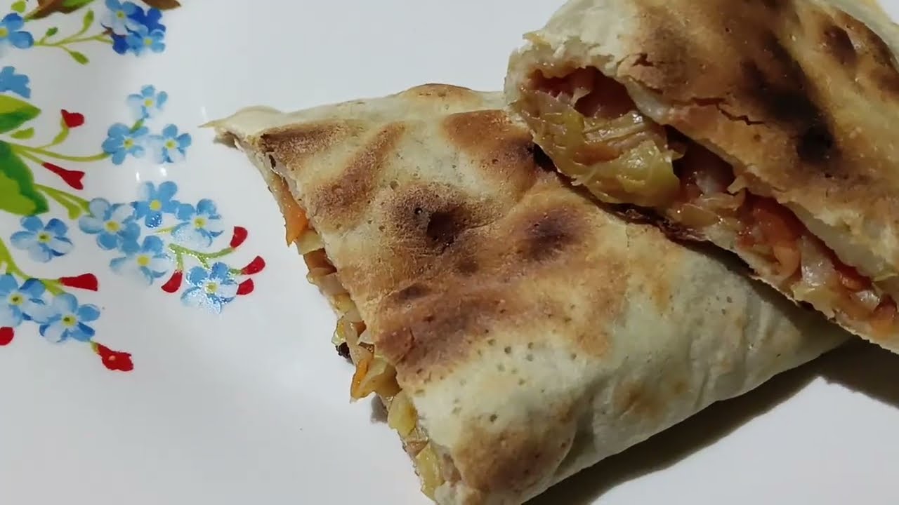 Чебурек с лепёшки с тушёной капустой