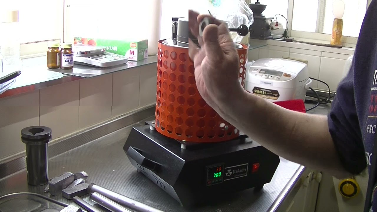 アルミのスクラップを電気炉で溶かしてインゴットを作る