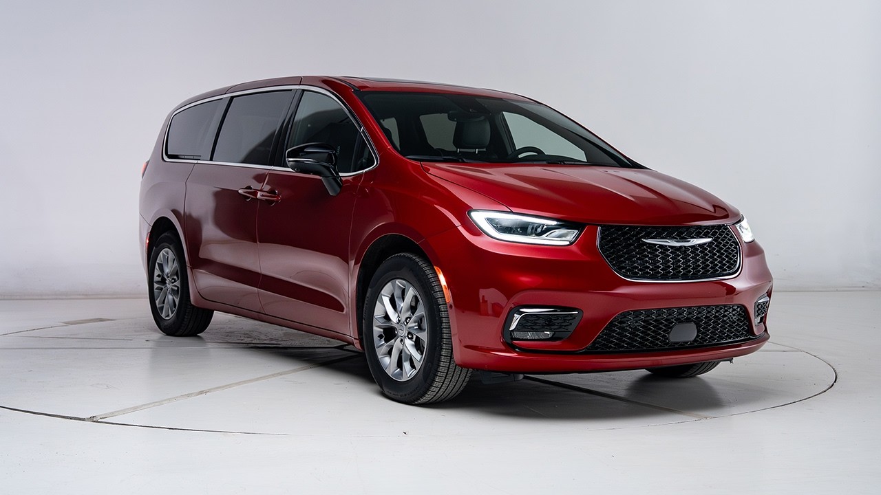 Обзор минивэна Chrysler Pacifica 2026 года | Технологии, безопасность и функции для семейного отдыха