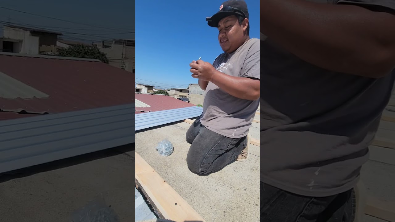 Así se ase instala lamina sobre un techo de madera