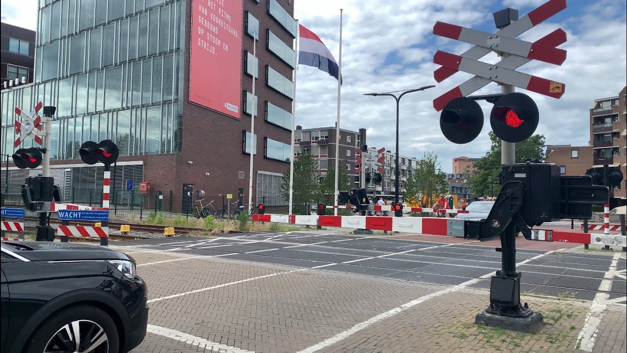 Bahnübergang in Enschede(Niederlande)|| 4K