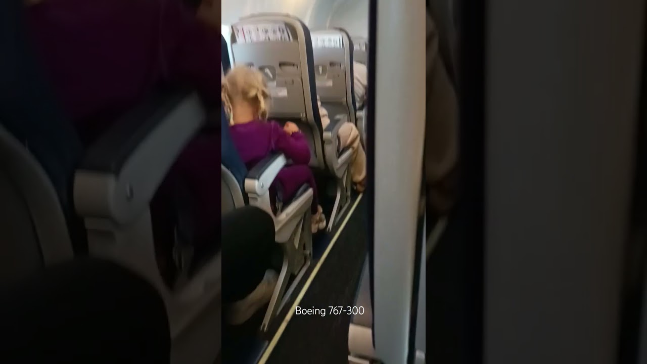 Салон самолёта Boeing 767-300 авиакомпании AZUR air