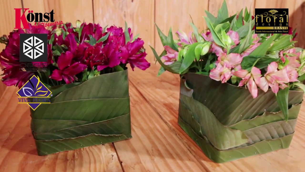 Arranjo de flores com alstroemerias e folhas de ruscus e de estrelitzia