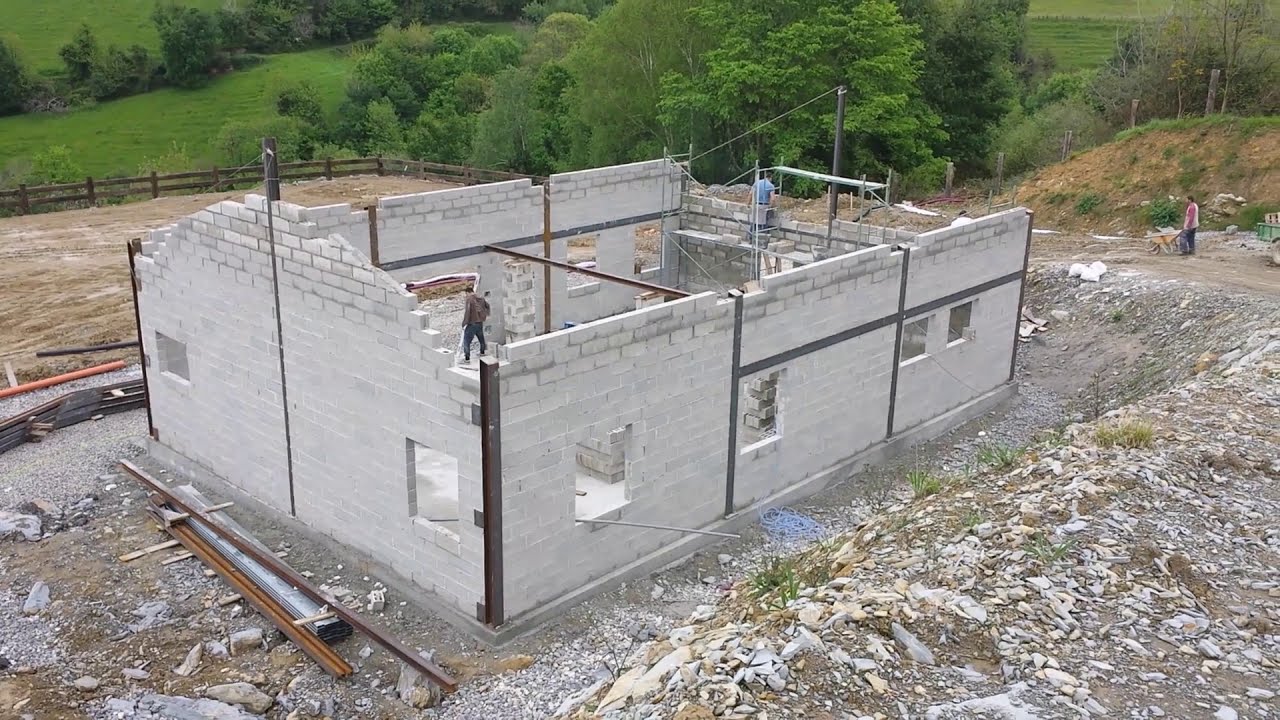 Hala pe structura metalica.Acoperis panouri sandwich.Zidarie de boltari.Fatada izolata cu polistiren