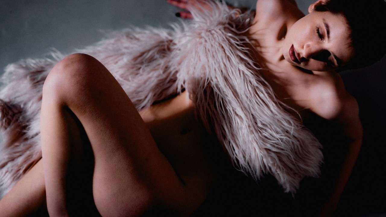 Behind the scenes of nude art with Denisa