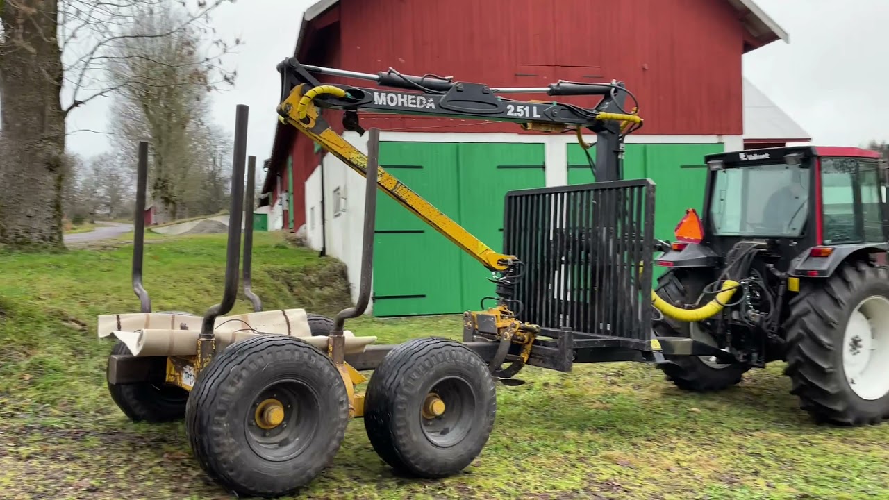 Köp Traktor Valmet 465-4 med skogsvagn på Klaravik