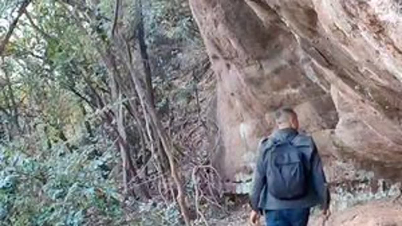 棋盘石穿越骆驼峰，一路惊喜连连，精彩不断！#登上山顶看美景 #旅行推荐官 #悬崖峭壁上的风景 #户外徒步登山 #一道险峻的山崖之巅