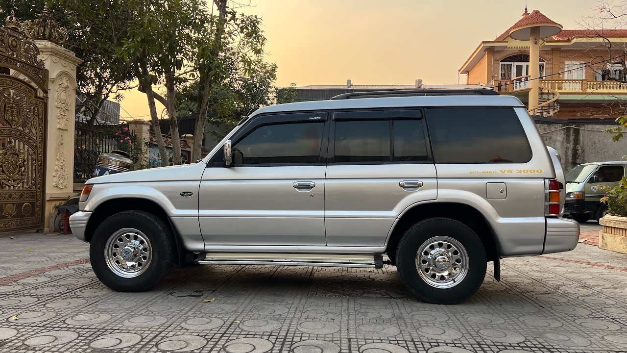 Mitsubishi pajero 2 cầu 7 chỗ  v33 đẹp suất sắc các bác ạ 0913501229 