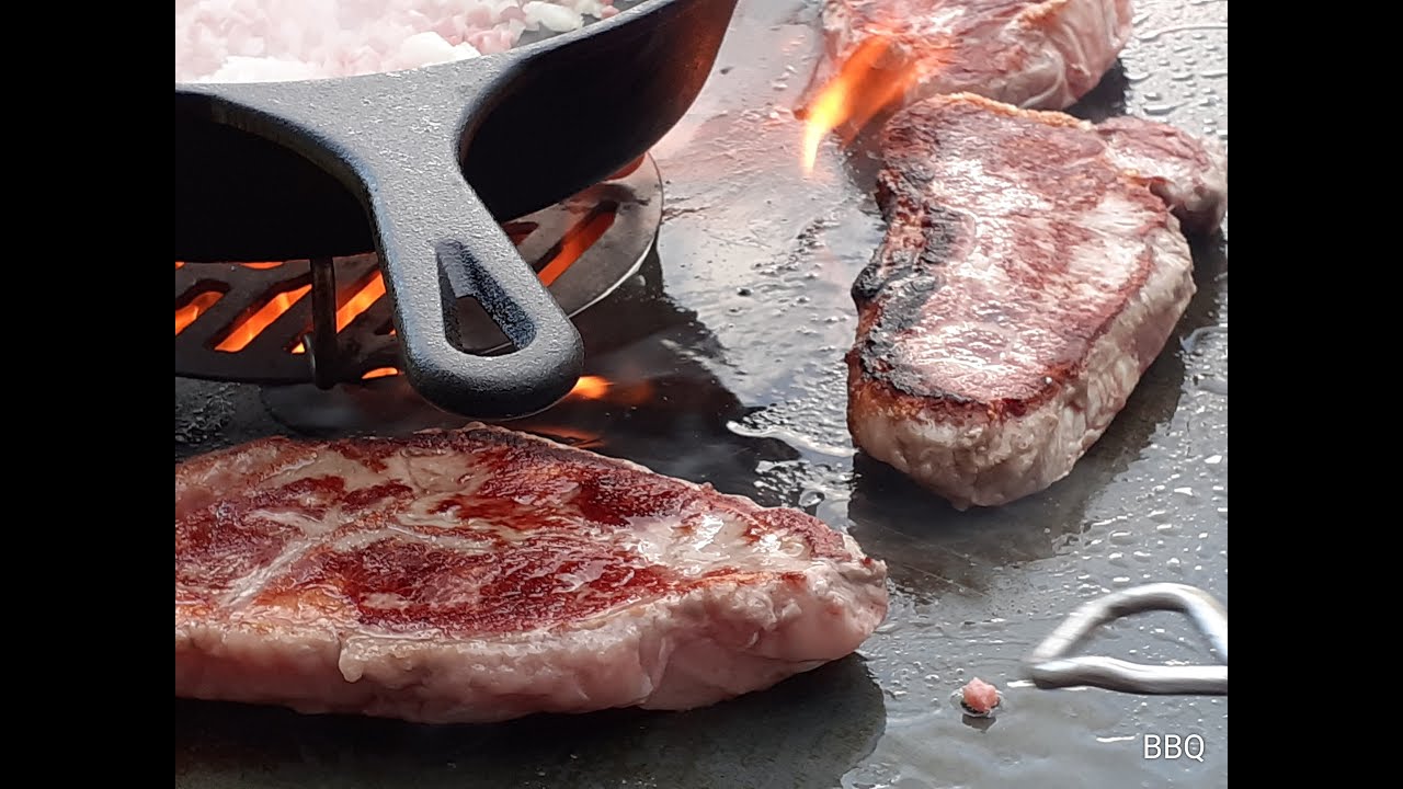 Zwiebelrostbraten, Rumpsteak, Roastbeef oder wie auch immer von der Feuerplatte
