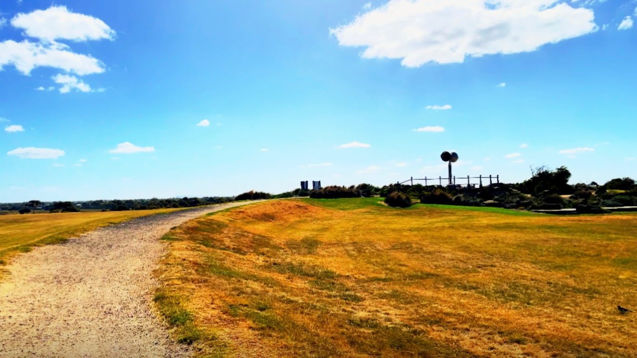Altona Bay Trail, Walking from Apex Park to 100 Steps of Federation Lookout to Melbourne Skyline