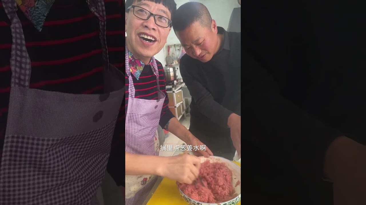 帮宝玉家批柴火，宝玉给我们做潮汕牛肉丸。#新农人计划2023 #记录我的农村生活 #记录三农 #乡村新农人 #记录真实生活