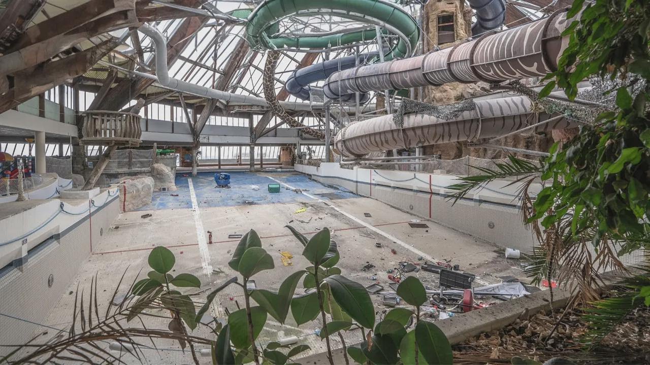 Explorando um enorme parque aquático abandonado à beira-mar na França