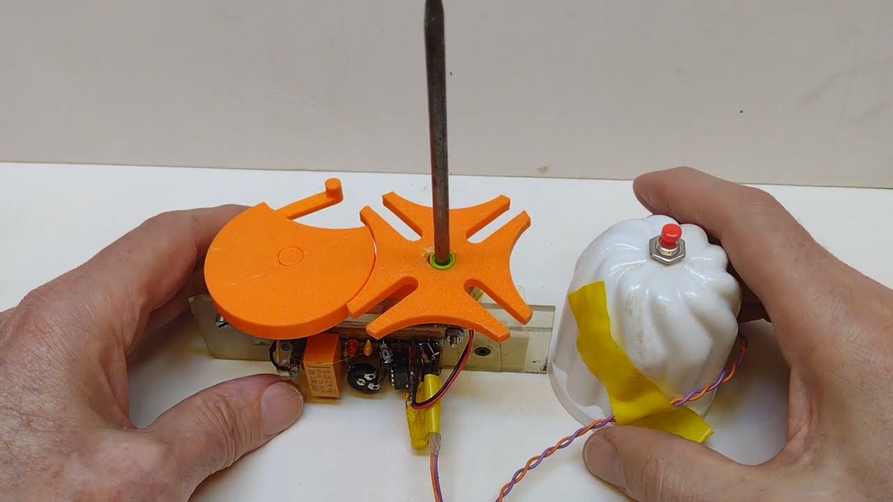 3D printed Geneva mechanism with motor & 3.6V 555 timer.
