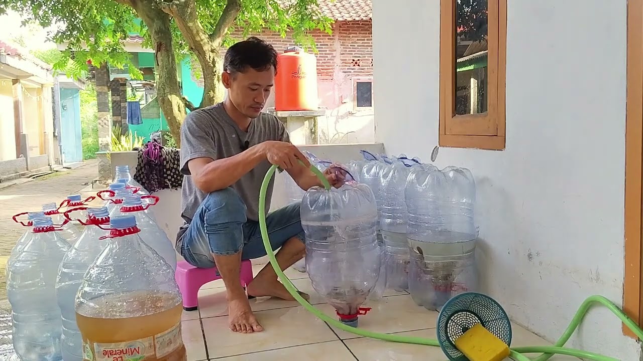 Pembersihan wadah galon tanpa mengeluarkan lelenya