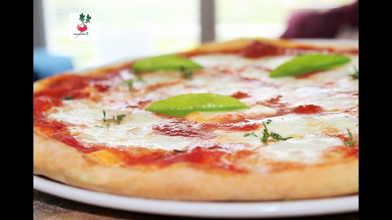 PIZZA SOTTILE COME IN PIZZERIA pizza rotonda FATTA IN CASA Italian pizza  PIZZA FACILE