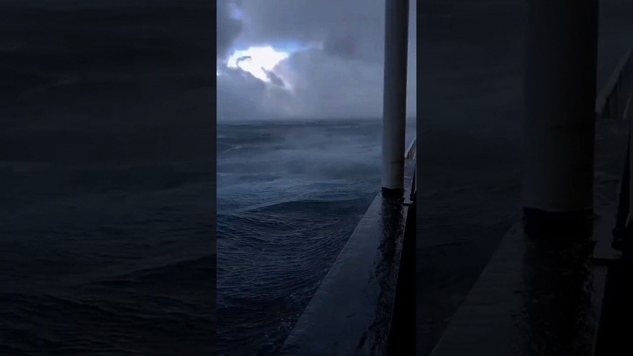 L'Oc&eacute;an Devient Terrifiant La Nuit