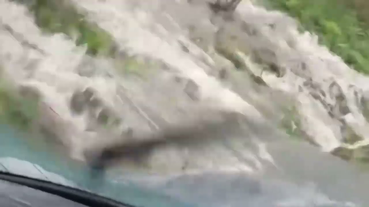 AŞIRI YAĞMUR YOLLAR SEL OLDU