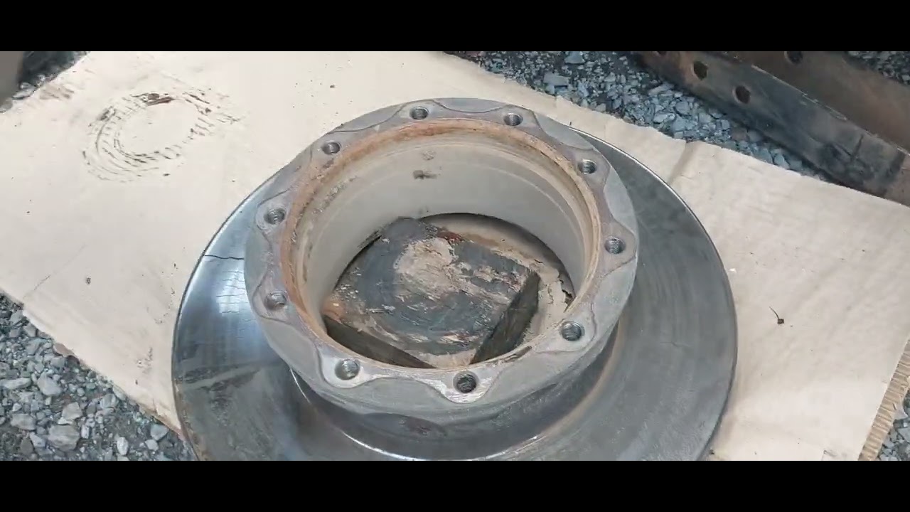 Axor Mercedes-Benz 1933 troca dos discos de freio