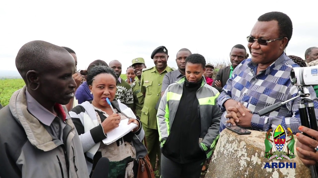 Waziri Lukuvi akiongea na mkazi wa  Kenya Lukas Metwui anayeishi mpakani, Rombo - Kilimanjaro