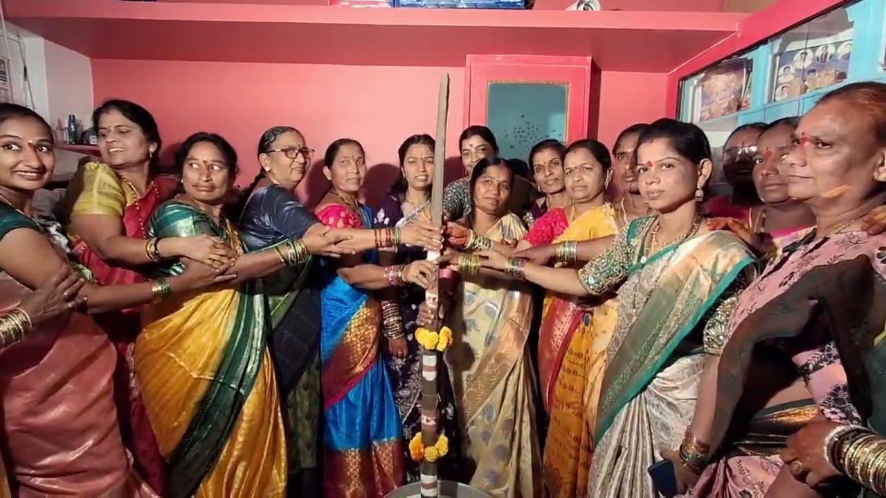 Pelli sandadi.. Taluwala beyyam Danchhuta..👩‍❤️‍💋‍👩💓💓