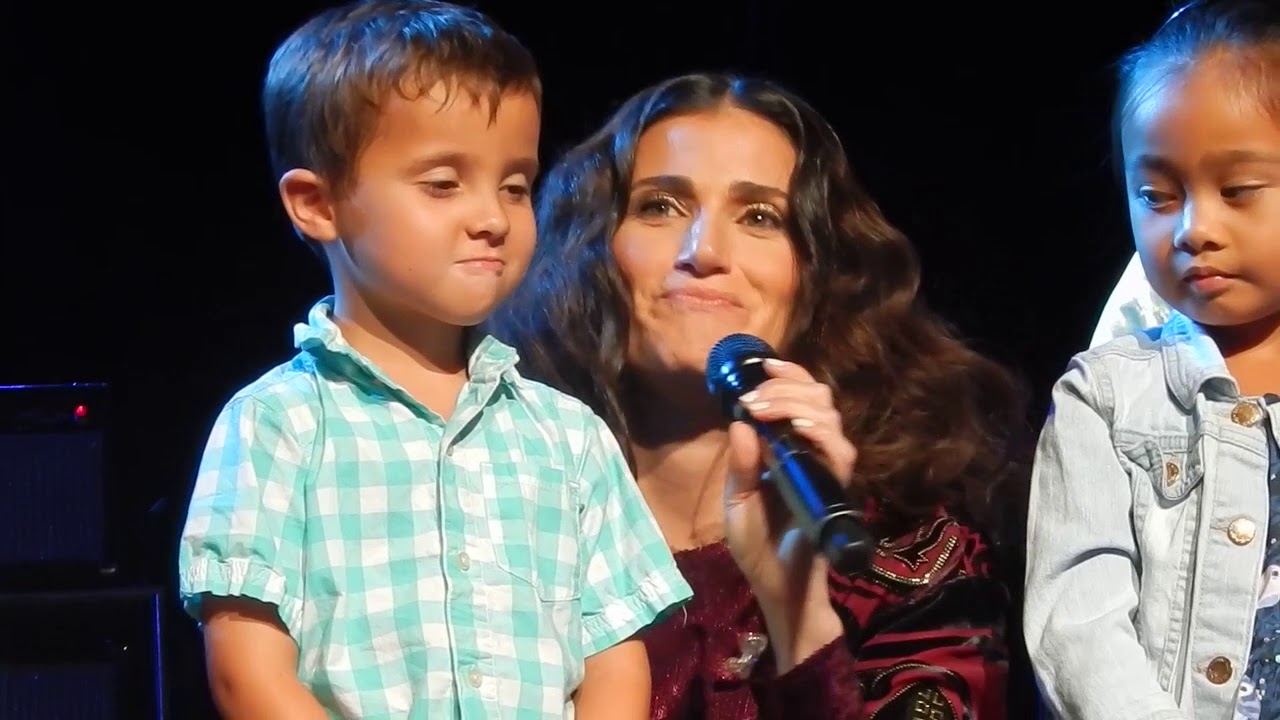 Idina Menzel - Let It Go with the kids in San Diego 8/29/17