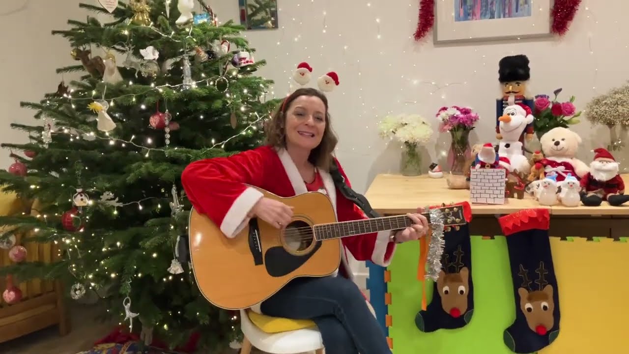 Santa coming over the rooftops | Mrs Furryboots Christmas Guitar Preschool Songs