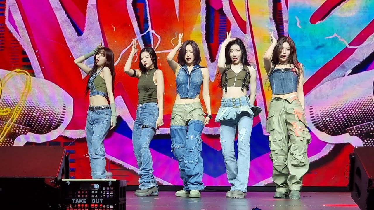 230128 ITZY 있지 - LOCO Fancam (Checkmate Tour in Singapore)