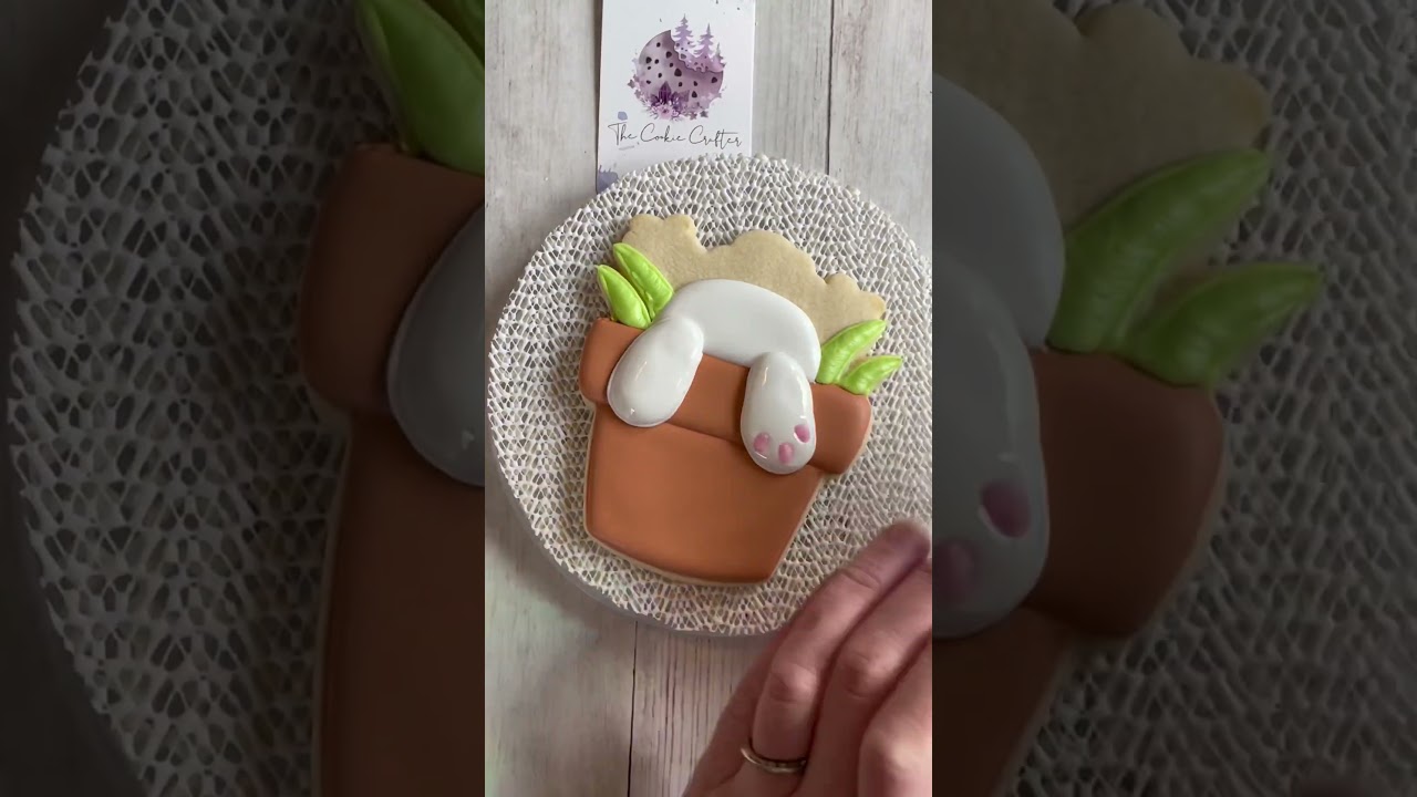 Easter Bunny Bum Cookie #cookiedecorating #cakedecorating #decoratedcookies #diy #loveisblind #art