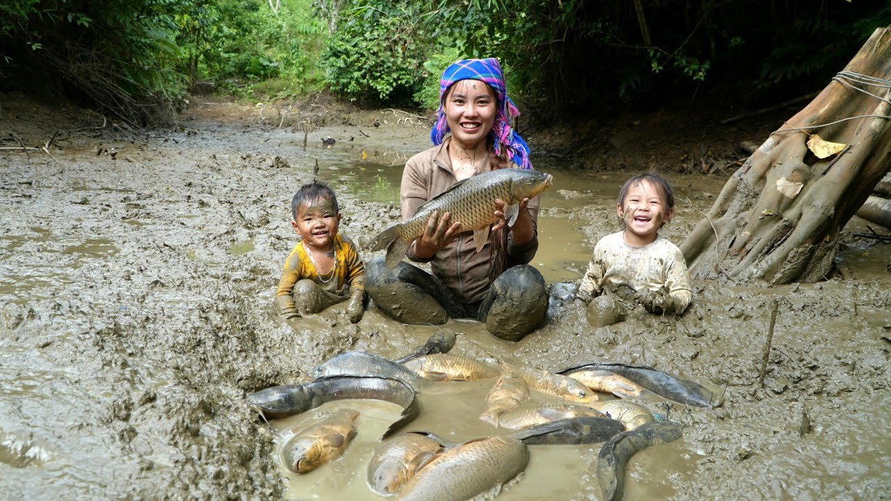 how to harvest a giant fish pond to sell at the market - cook fish and eat with two small children