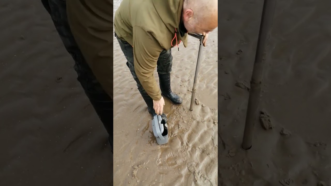 Sea Fishing Collecting Lugworm with a bait pump (save &pound;s)