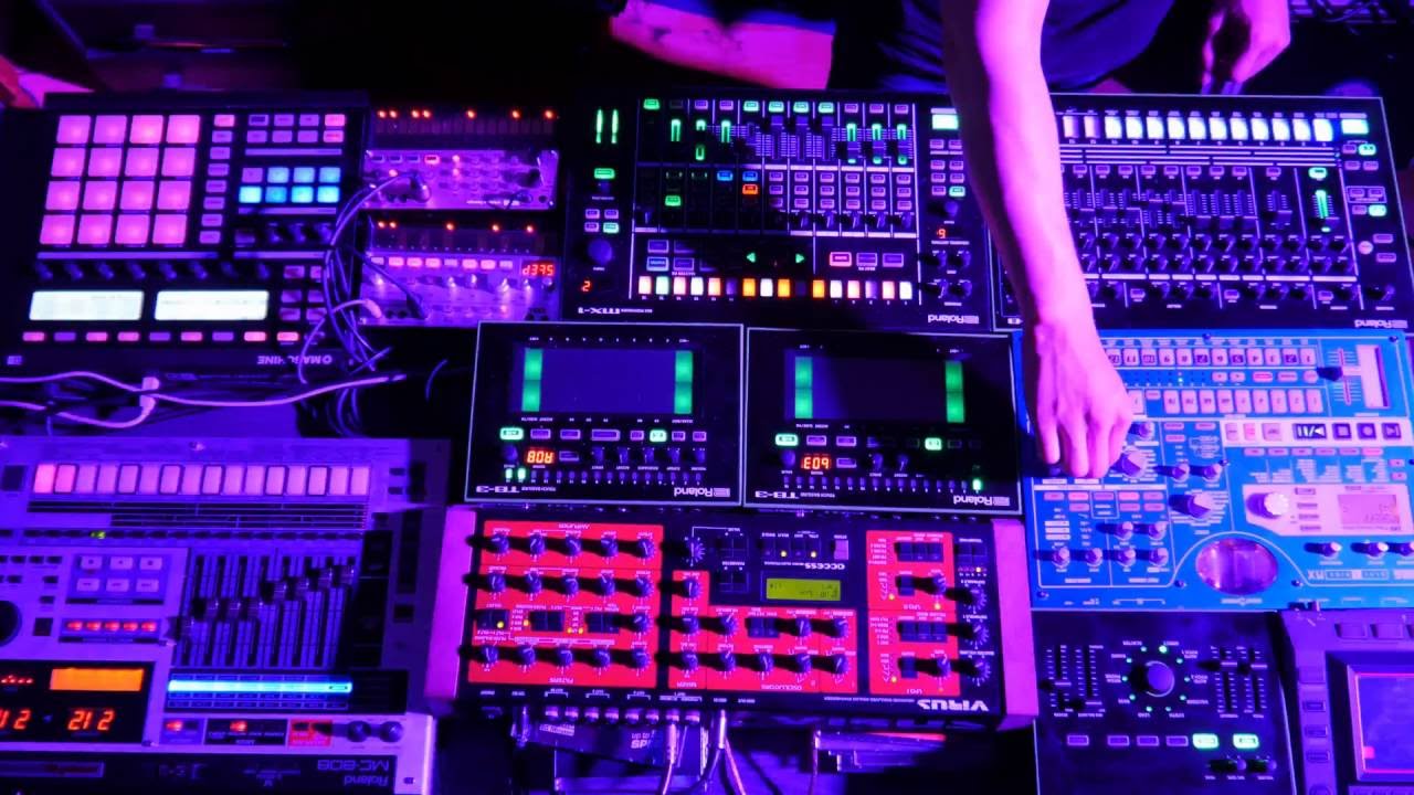 [4K] Techno, Acid - Roland TR 8, Roland TB- 3, Roland MX-1, Access Virus A ,Roland Mc-808,Korg EMX