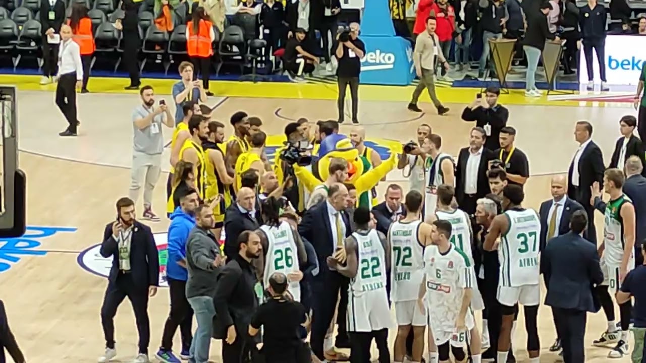 Çalan şarkıya zıt bir şekilde sinirlerin gerildiği Panathinaikos maç sonu salondan görünümler
