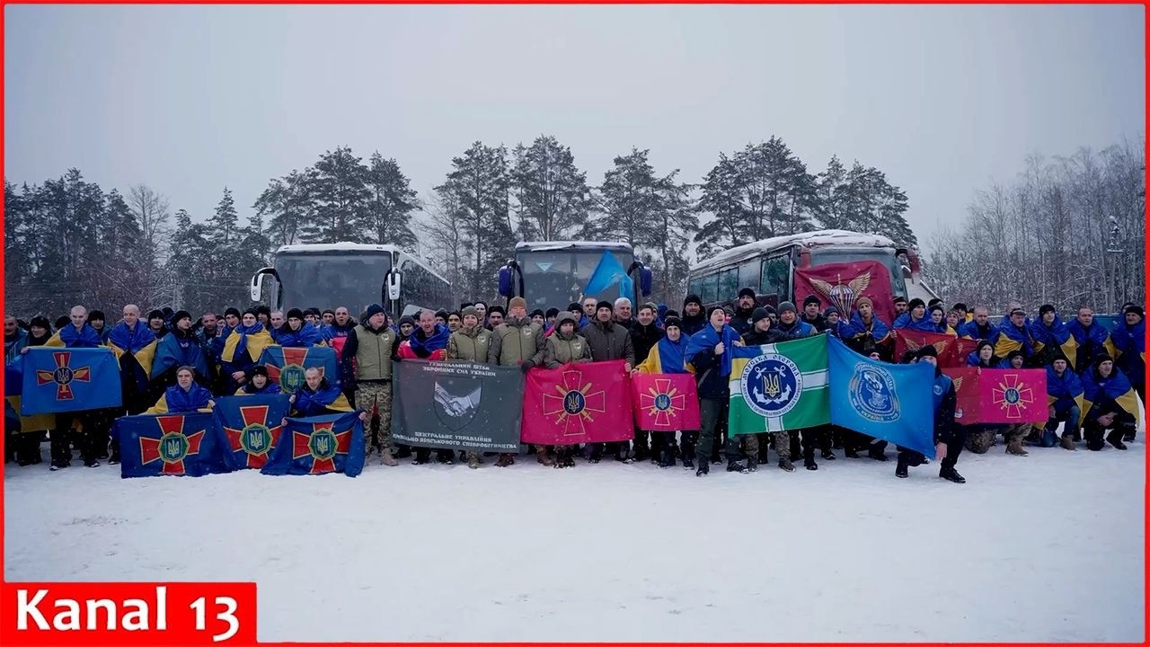 Украинские военнопленные возвращаются в рамках обмена пленными с Россией.