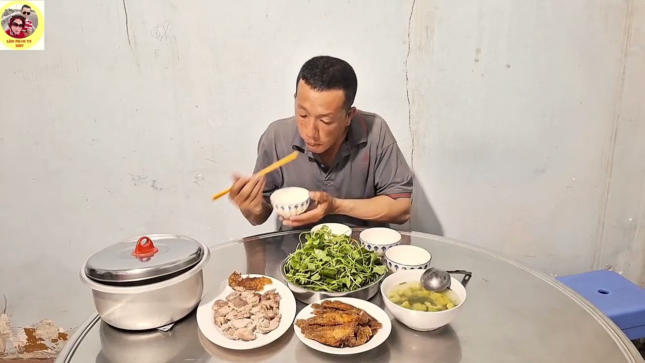 Bữa cơm tối rau má thịt luộc cá chiên chấm muối ớt chanh mời cả nhà cùng thưởng thức