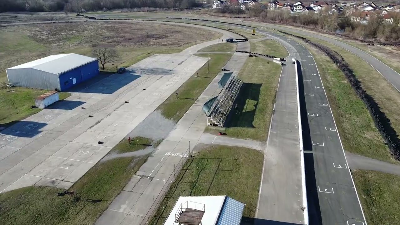 Aerodrom i jezero u Zalužanima