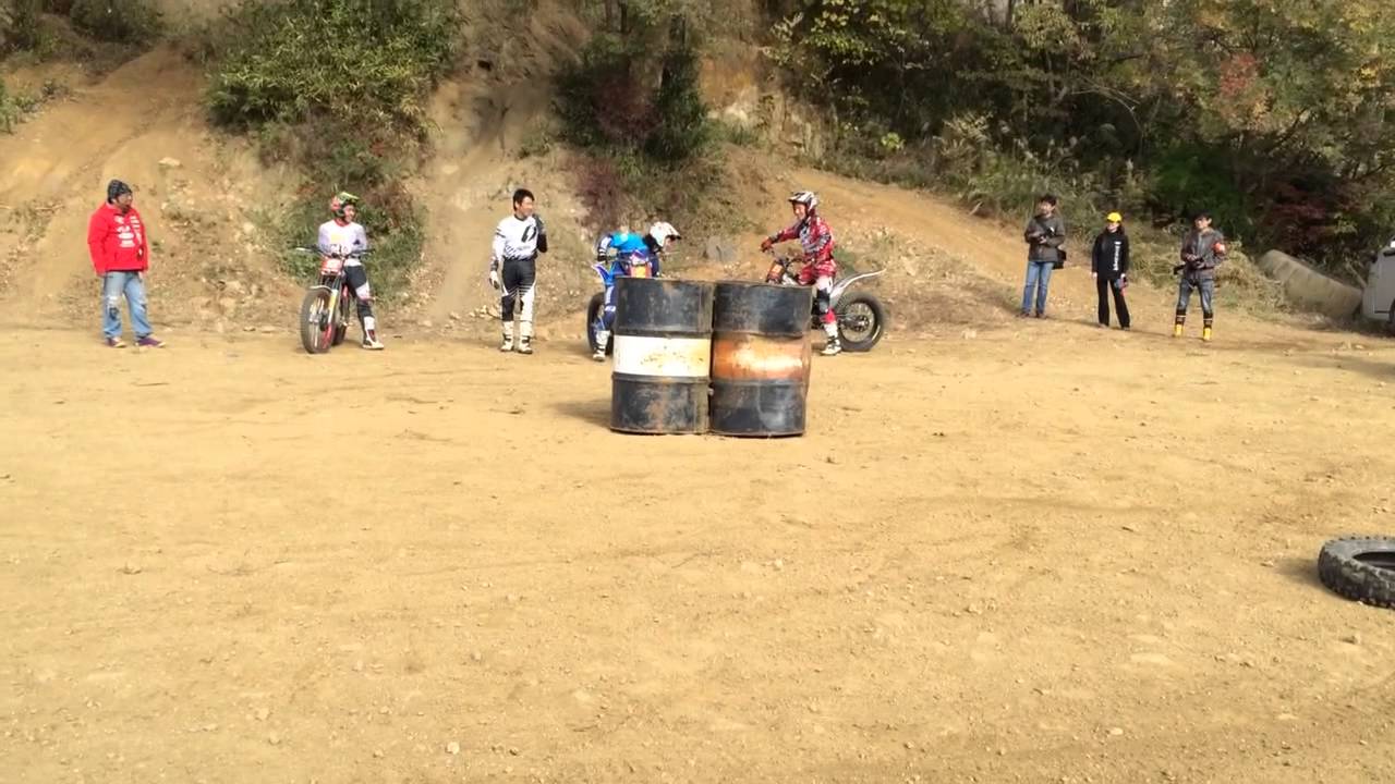 黒山健一選手、縦にしたドラム缶を越える